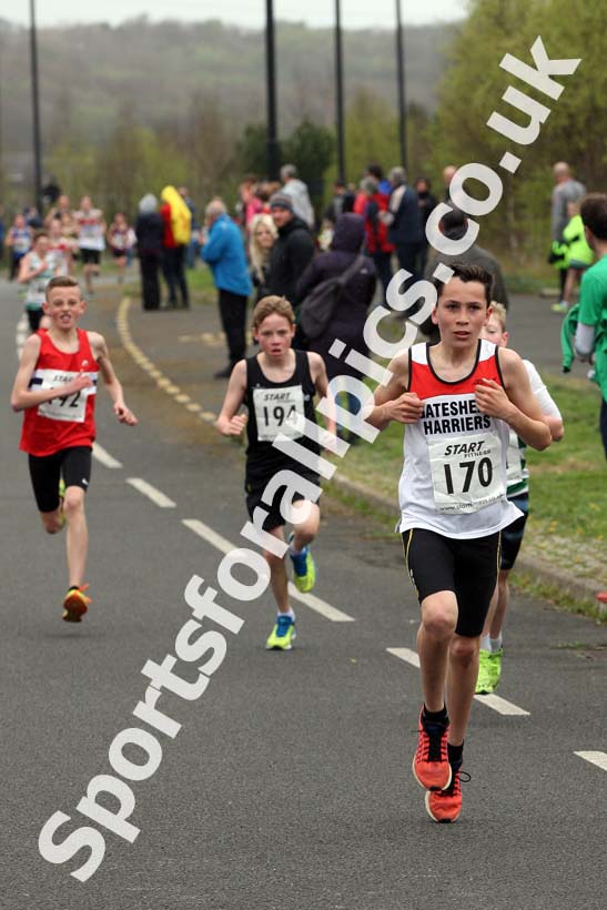 Boys and girls under-13s, Elswick Good Friday Road Races. Photo: David T. Hewitson/Sports for All Pics